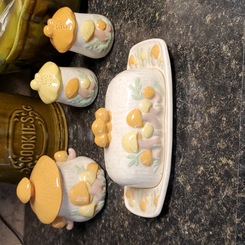 Vintage Arnels Merry Mushroom Set